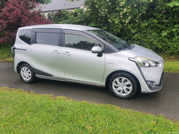 Toyota Sienta MPV, Petrol Hybrid, 2016, White
