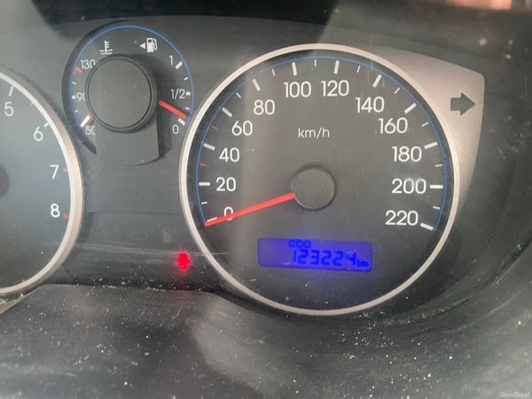 Hyundai i20 Hatchback, Petrol, 2010, Gold