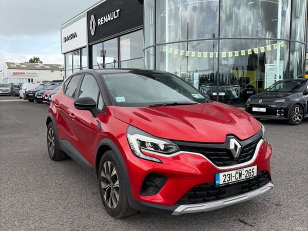Renault Captur Hatchback, Petrol, 2023, Red