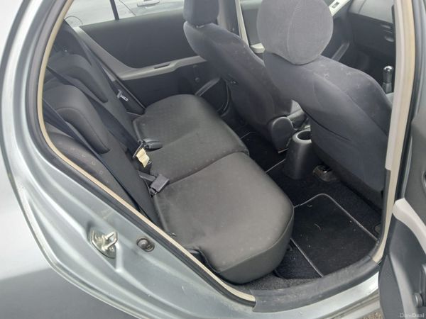 Toyota Yaris Hatchback, Petrol, 2006, Silver