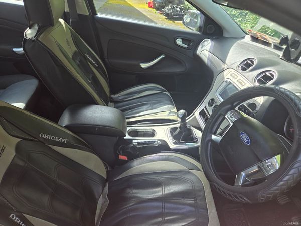 Ford Mondeo Saloon, Diesel, 2010, Gold