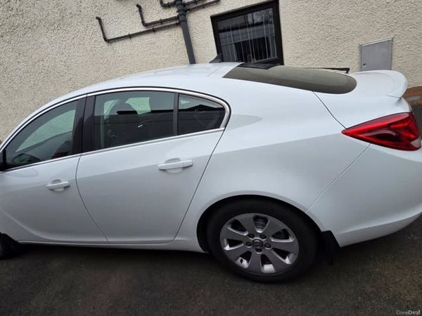 Vauxhall Insignia Hatchback, Diesel, 2011, White