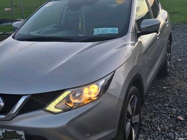 Nissan Qashqai Hatchback, Diesel, 2015, Silver