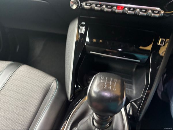 Peugeot 2008 MPV, Petrol, 2023, White