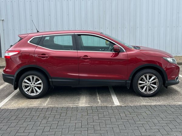 Nissan Qashqai Hatchback, Diesel, 2014, Red