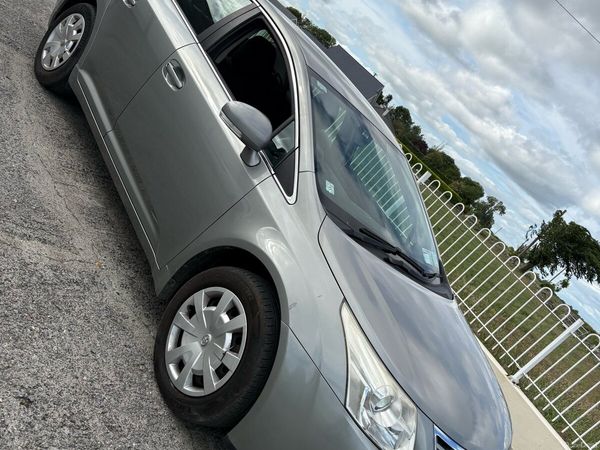 Toyota Avensis Saloon, Petrol, 2010, Grey