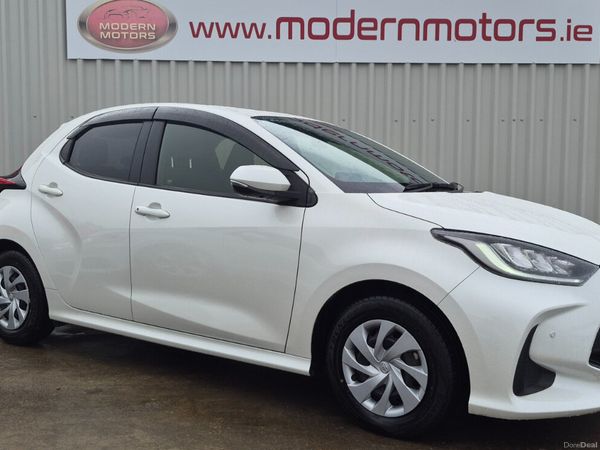 Toyota Yaris Hatchback, Petrol Hybrid, 2020, White
