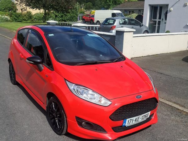 Ford Fiesta Hatchback, Petrol, 2017, Red