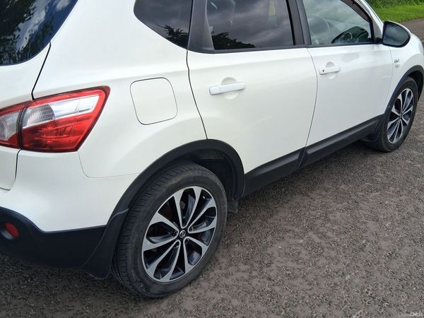 Nissan Qashqai Hatchback, Diesel, 2012, White