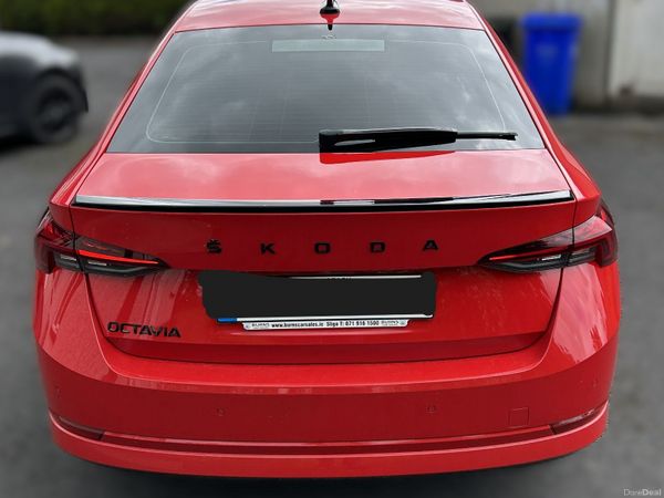 Skoda Octavia Saloon, Diesel, 2021, Red