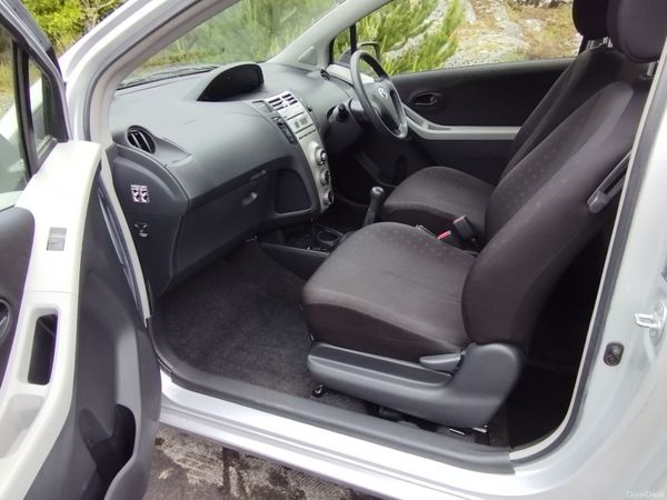 Toyota Yaris Hatchback, Petrol, 2006, Silver