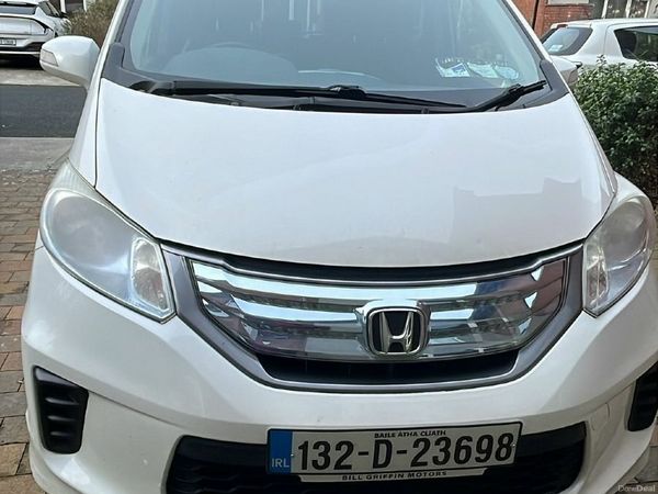 Honda Freed MPV, Petrol Hybrid, 2013, White