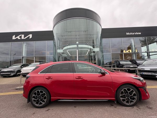 Kia Ceed Hatchback, Petrol, 2022, Red