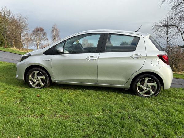Toyota Yaris Hatchback, Petrol Hybrid, 2014, Silver