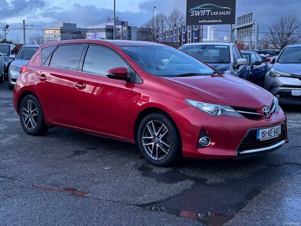 Toyota Auris Hatchback, Petrol, 2015, Red