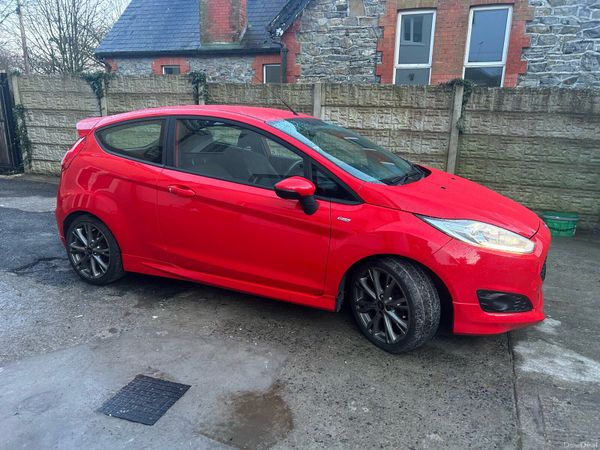 Ford Fiesta Hatchback, Petrol, 2017, Red