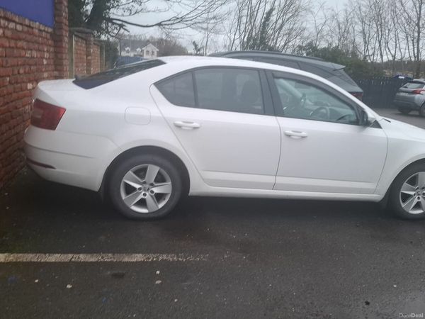 Skoda Octavia Hatchback, Diesel, 2018, White