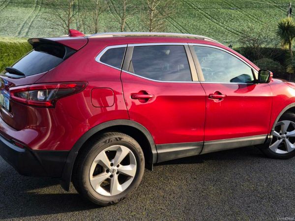 Nissan Qashqai MPV, Petrol, 2018, Red
