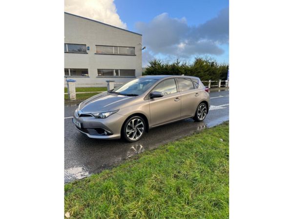 Toyota Auris Hatchback, Diesel, 2017, Brown