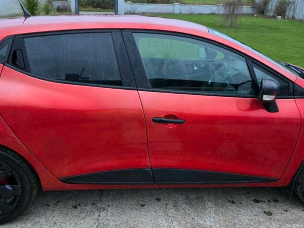 Renault Clio Hatchback, Petrol, 2014, Red