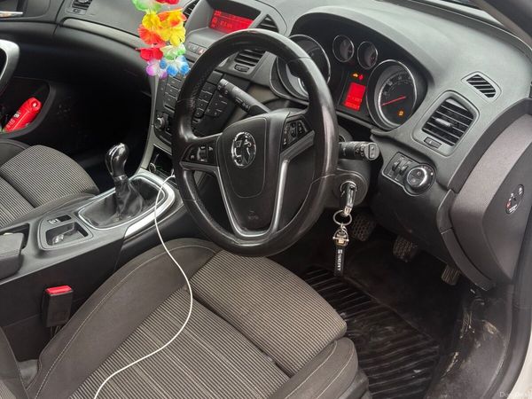 Vauxhall Insignia Hatchback, Diesel, 2011, White