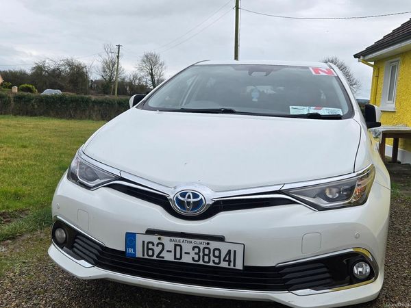 Toyota Auris Hatchback, Petrol Hybrid, 2016, White