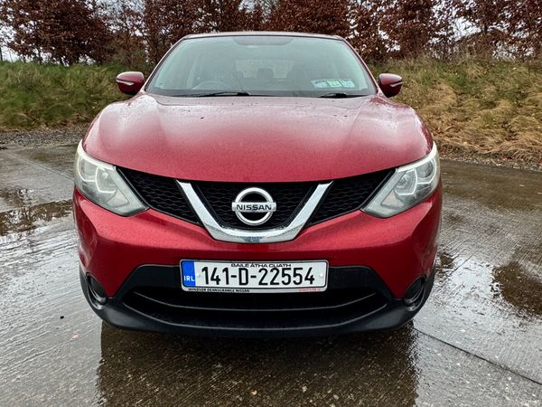 Nissan Qashqai Hatchback, Diesel, 2014, Red