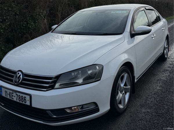 Volkswagen Passat Saloon, Diesel, 2011, White