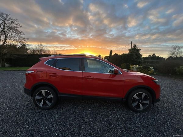 Nissan Qashqai SUV, Petrol, 2015, Red
