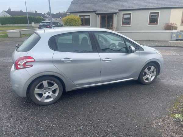 Peugeot 208 Hatchback, Petrol, 2014, Silver