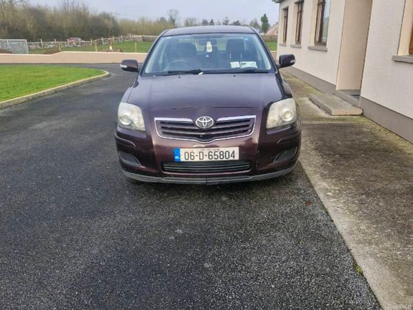 Toyota Avensis Saloon, Petrol, 2006, Red