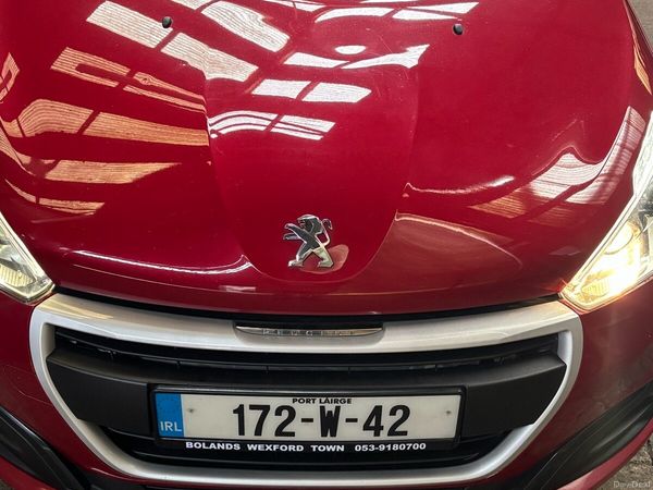 Peugeot 208 Hatchback, Petrol, 2017, Red