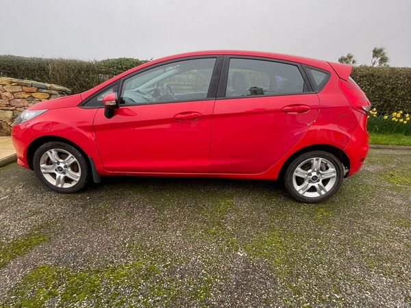 Ford Fiesta Hatchback, Petrol, 2009, Red