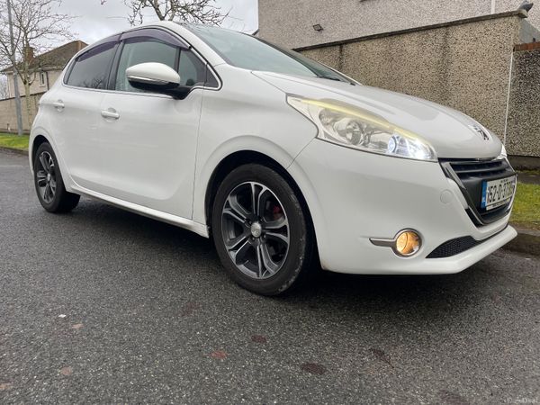 Peugeot 208 Hatchback, Petrol, 2015, White