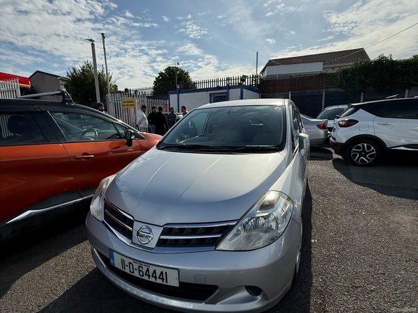 Nissan Tiida Hatchback, Petrol, 2011, Silver
