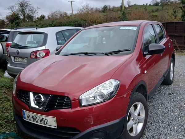 Nissan Qashqai Hatchback, Diesel, 2010, Red