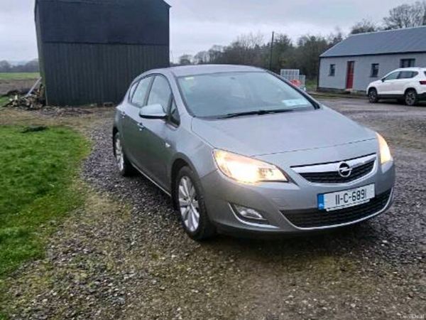 Opel Astra Hatchback, Petrol, 2011, Silver