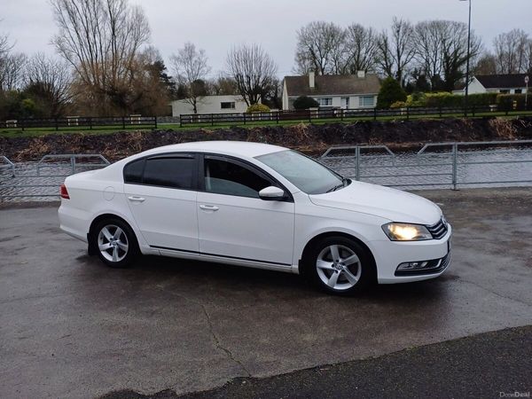 Volkswagen Passat Saloon, Diesel, 2011, White