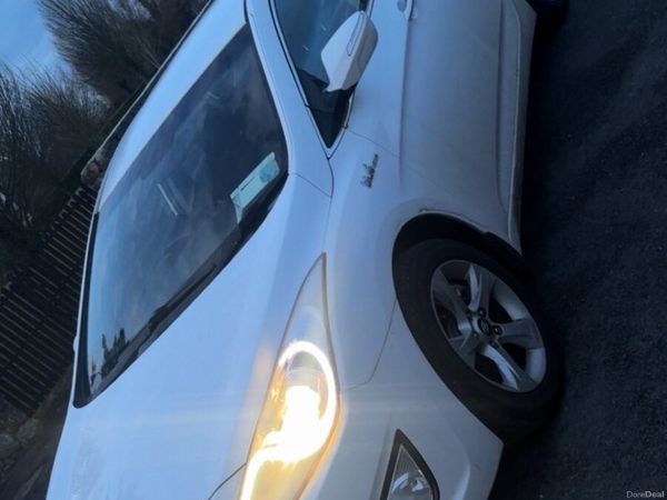 Hyundai i40 Saloon, Diesel, 2012, White