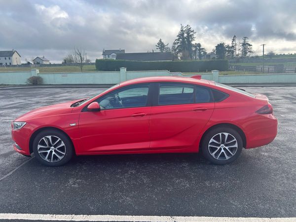 Opel Insignia Hatchback, Diesel, 2018, Red
