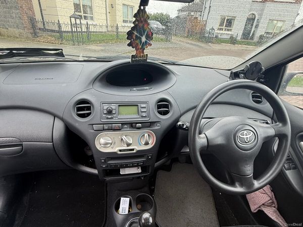 Toyota Yaris Hatchback, Petrol, 2005, Silver