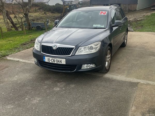 Skoda Octavia Estate, Petrol, 2010, Grey