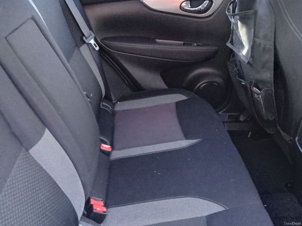 Nissan Qashqai Hatchback, Diesel, 2019, Red