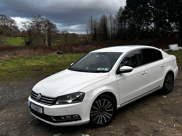 Volkswagen Passat Saloon, Diesel, 2011, White