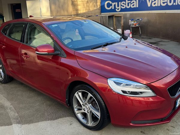 Volvo V40 Hatchback, Diesel, 2018, Red