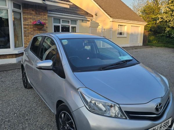Toyota Yaris Hatchback, Petrol, 2013, Silver