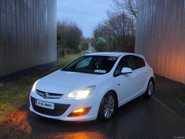 Vauxhall Astra Hatchback, Petrol, 2010, White