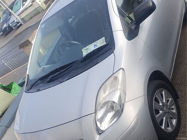 Toyota Yaris Hatchback, Petrol, 2011, Silver