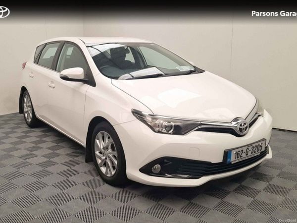 Toyota Auris Hatchback, Petrol, 2016, White
