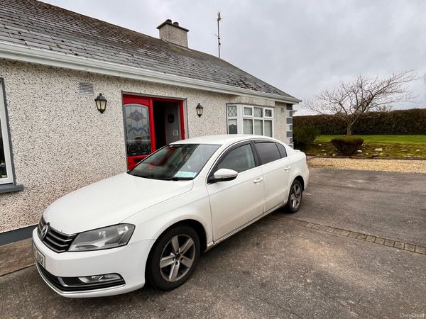 Volkswagen Passat Saloon, Diesel, 2011, White